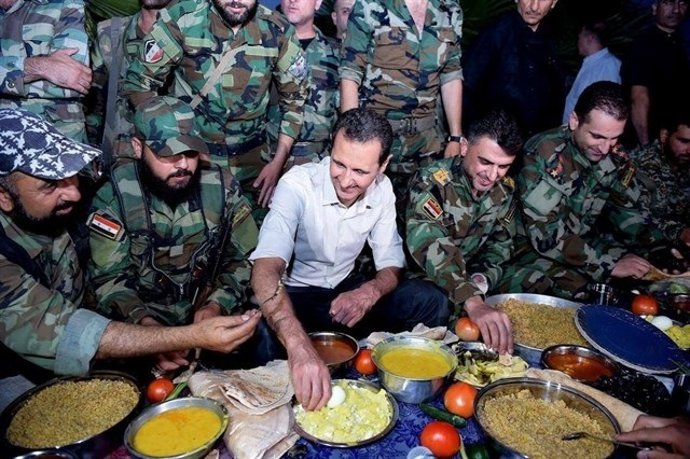 Bashar Al Assad con militares sirios. 