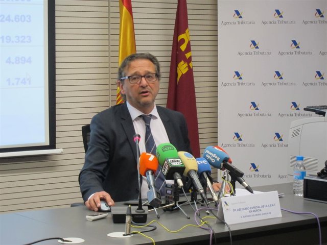 El delegado de la Agencia Tributaria en Murcia durante la rueda de prensa