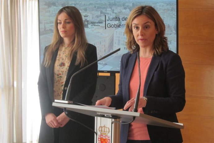 Conchita Ruiz junto a Rebeca Pérez               