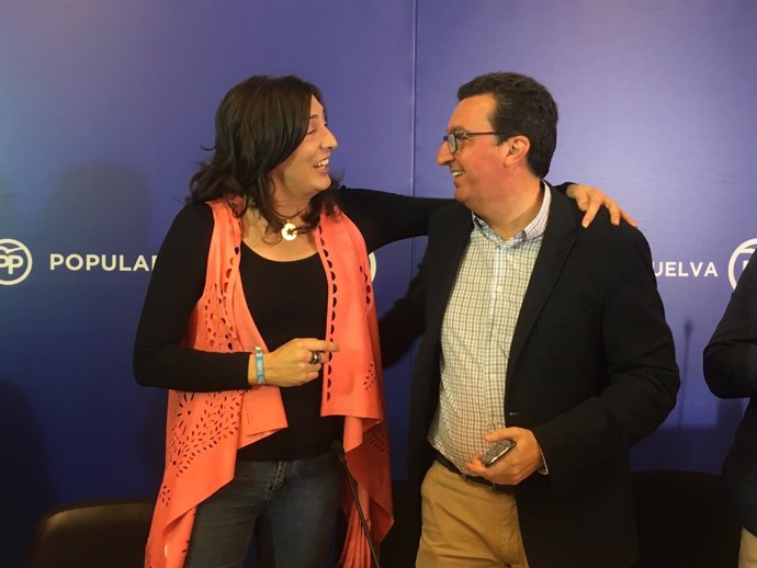 Manuel Andrés González, junto a la secretaria general del PP andaluz. 
