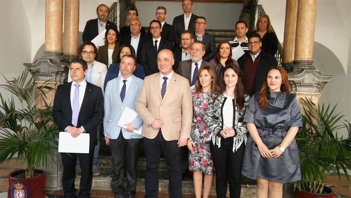 Antonio Ruiz (centro), tras la firma del protocolo