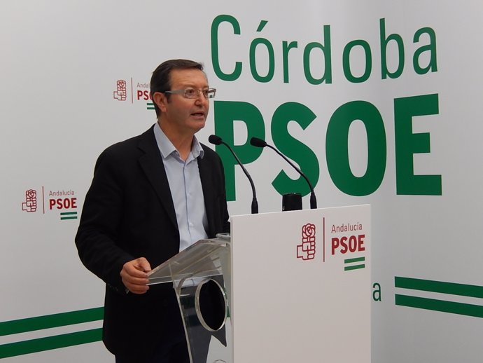 Manuel Aguilar en la sede del PSOE