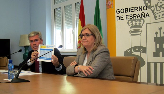 Fernández de Moya, junto a la subdelegada del Gobierno en Jaén, Francisca Molina