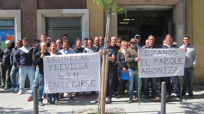 Mariscadores de Santoña protestan en la Consejería de Medio Ambiente