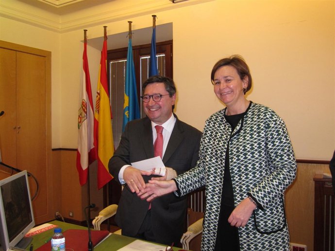 Laureano Lourido, presidente de la Autoridad Portuaria de Gijón y Carmen Moriyón