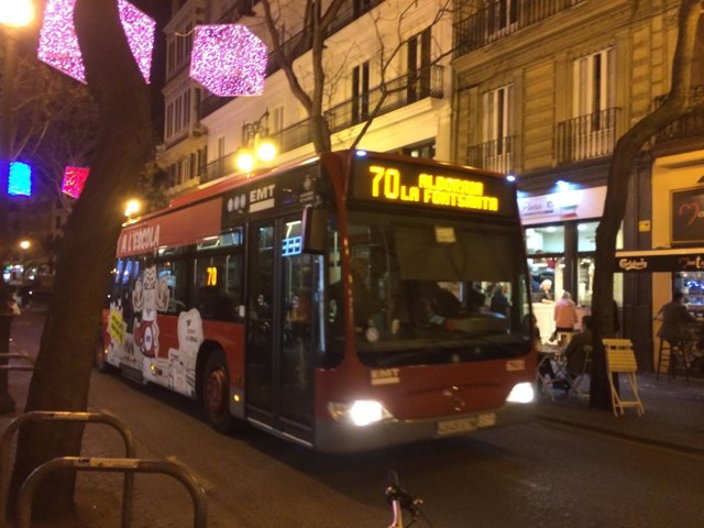 Autobús de EMT València circulando por la noche