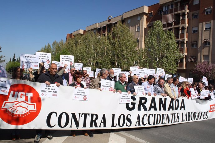 Concentración por el fallecimiento de un trabajador en el metro de Granada