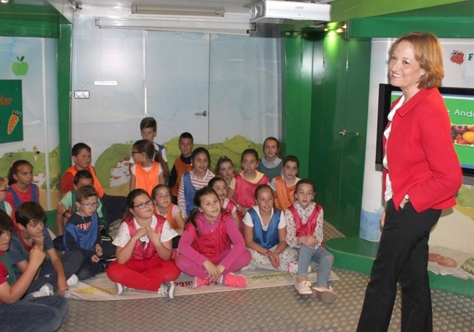 Carmen Ortiz en el 'Frutibús' de la Junta