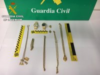 Desmantelan una red que robaba artículos de lujo a turistas en Gran Canaria con el método del 'abrazo cariñoso'