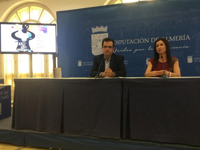 El diputado de Cultura y la concejala de Carboneras, presentando el festival.