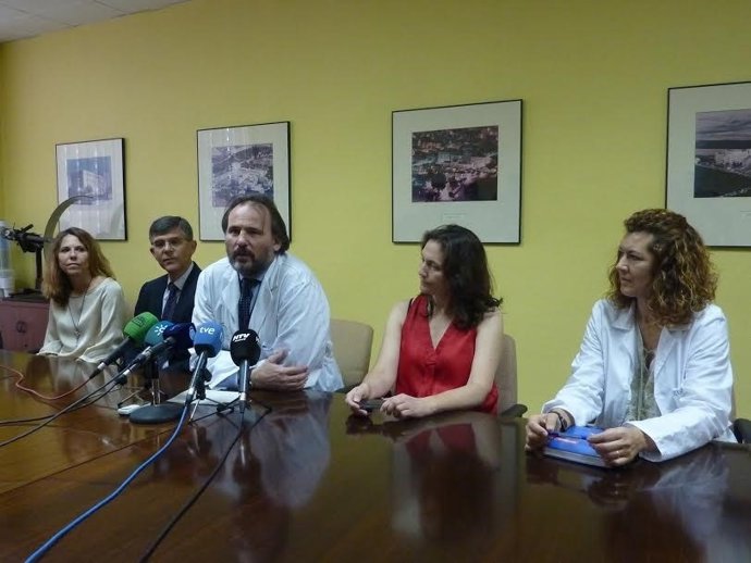 El director del hospital Juan Ramón Jiménez presentan un estudio del jamón.