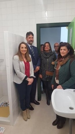 Ruiz (izda.) y Cañadilla inauguran el punto de baño y lavado