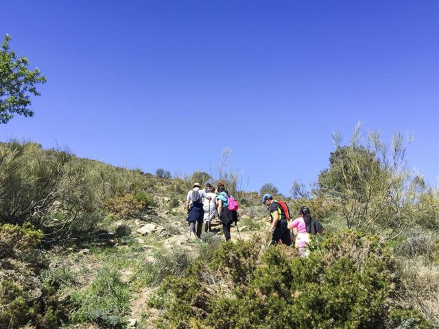 Los senderistas han disfrutado de una ruta por el entorno de Tahal.
