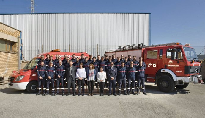 Los treinta bomberos junto a representantes del Gobierno.