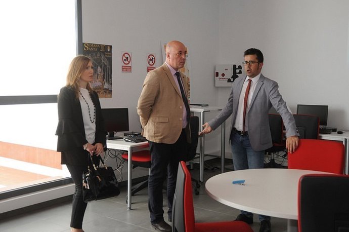 Antonio Ruiz (centro) durante su visita a Encinas Reales