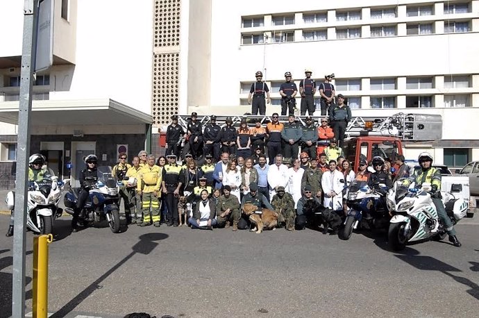 Autoridades y participantes del encuentro