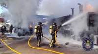Bomberos de Cartagena emplean 4 horas en extinguir un incendio en un desguace de la carretera de Cuesta Blanca
