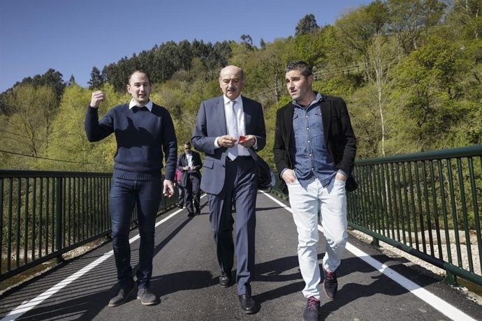 Mazón inaugura la mejora de la carretera entre Covera y Santiurde 