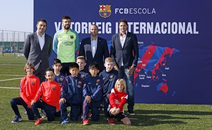 Piqué y Edmilson en la presentación del Torneo FCBEscoles