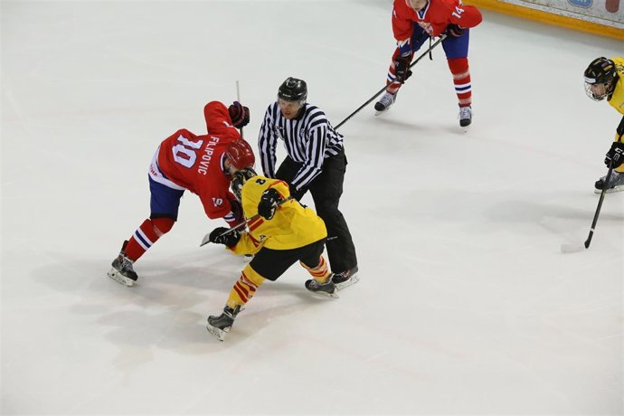 España vence a Serbia en el Mundial de hockey hielo
