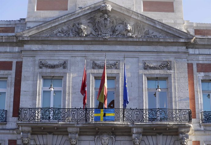 Bandera de Suecia con crespón negro en la Real Casa de Correos
