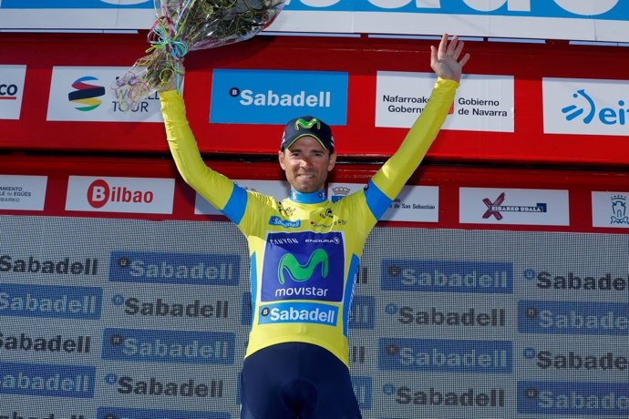 Valverde con el maillot amarillo de líder