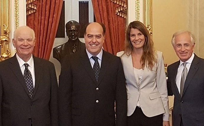 El presidente del Parlamento venezolano, Julio Borges, con senadores de EEUU