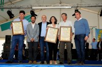 Maribel Peinado recoge el premio a la Diputación de los productores de queso de la Sierra de Cádiz