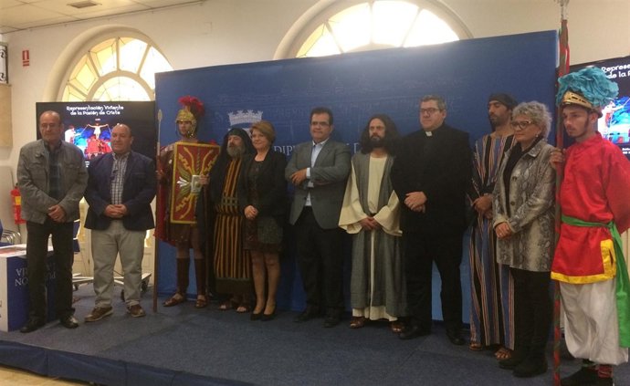 Algunos de los actores de la Pasión Viviente, en la presentación del evento.