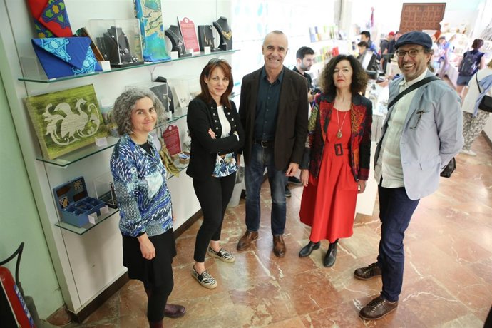 Venta de productos de artesanos de Sevilla en el Real Alcázar