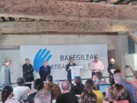 ETA entrega 120 armas de fuego, 3 toneladas de explosivos y miles de detonadores y munición