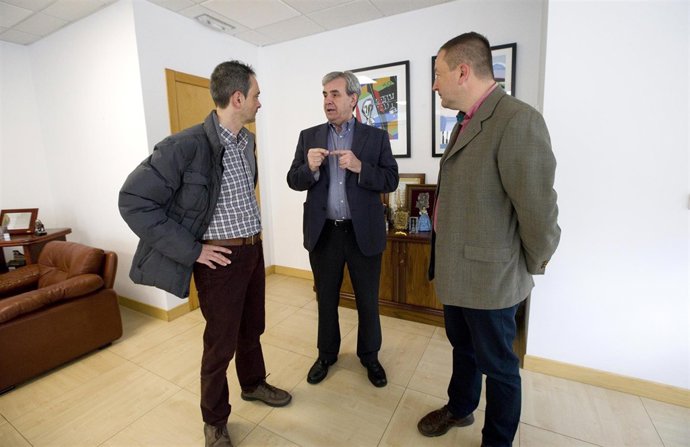 El consejero de Presidencia con responsables de AEXCA