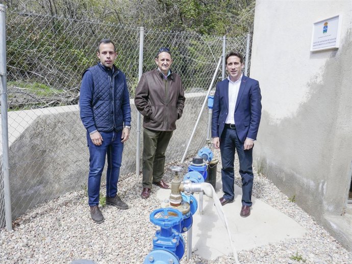 El diputado Óscar Liria visitando el nuevo sondeo y la planta potabilizadora.