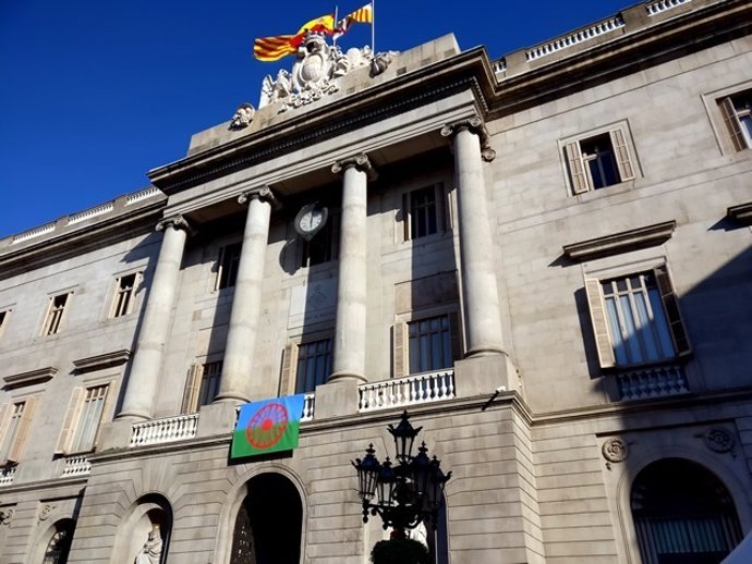 Bandera romaní en el Ayuntamiento de Barcelona