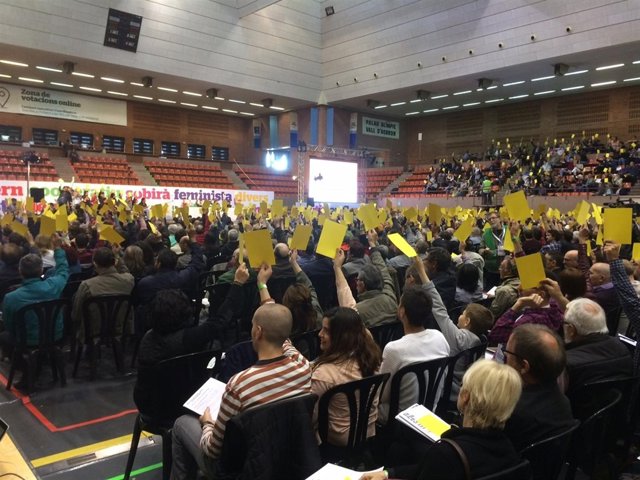Votación en la asamblea fundacional del nuevo partido de los 'comuns'
