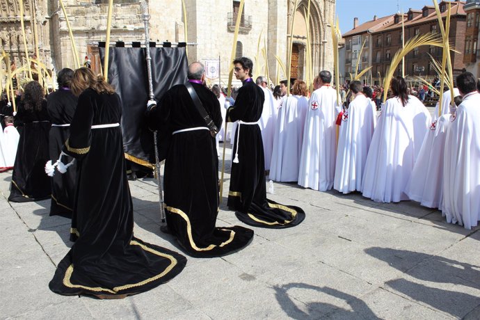 Palencia.- Cofrades de Palencia en la procesión de las Palmas