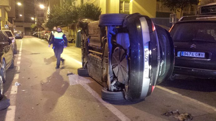 Coche volcado tras sufrir un accidente en Cádiz