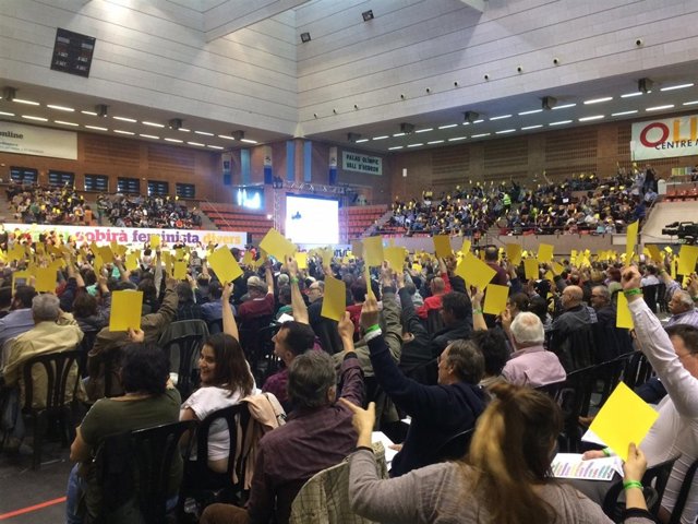 Votación en la asamblea de creación del partido de los 'comuns'