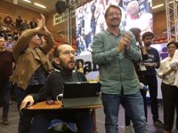 Echenique (Podemos) llega a la asamblea de los 'comuns' a grito de "unidad"