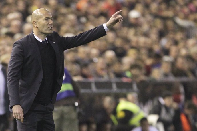   El Entrenador Del Real Madrid Zinédine Zidane