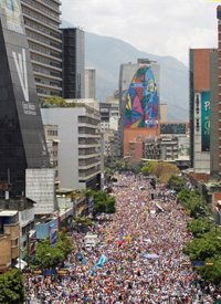 Los opositores venezolanos marchan hacia la Defensoría del Pueblo de Caracas