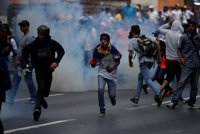 Fuerzas de seguridad bloquean la marcha de opositores en Caracas