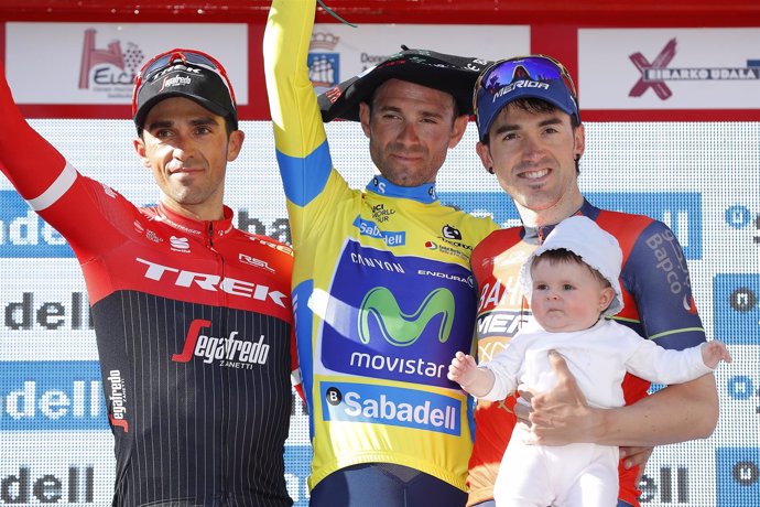 Alejandro Valverde escoltado por Alberto Contador y Jon Izagirre
