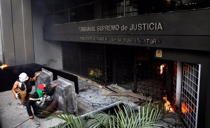 Manifestantes atacan la sede de la Magistratura de Caracas durante las protestas
