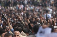 Miles de funcionarios protestan en Gaza para protestar los recortes salariales de la Autoridad Palestina