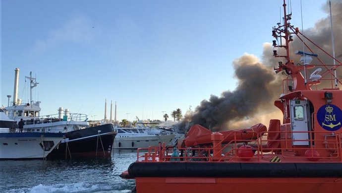 Incendio de un barco en el Puerto de Sant Adrià, en el Fòrum