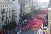 Una marea de 15.000 corredoras tiñe València de rosa