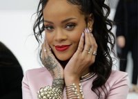Rihanna continúa con su faceta de diseñadora, ahora de joyas