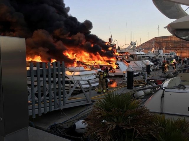Incendi en el Port del Fòrum de Sant Adrià del Besòs (Barcelona)