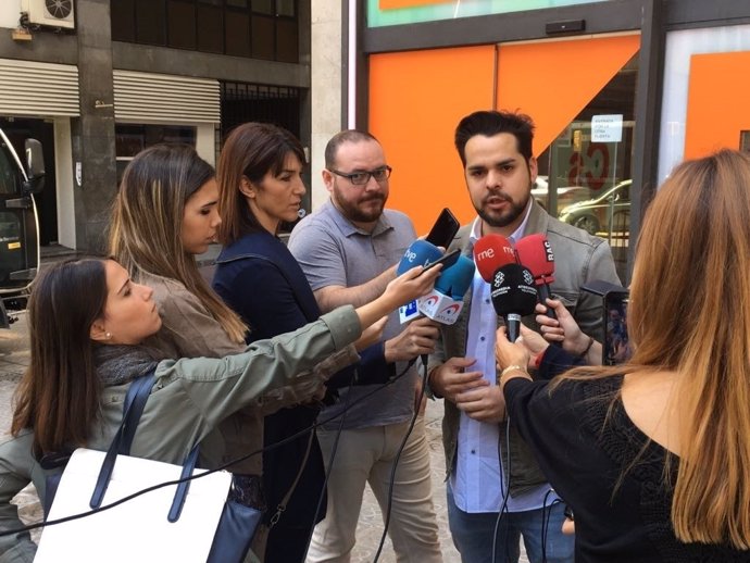 Fernando de Páramo (Cs) atendiendo a los medios en Barcelona
